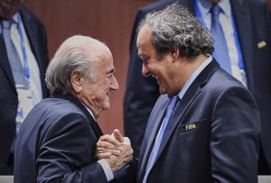 Ex-FIFA Präsident Sepp Blatter mit UEFA Präsident Michel Platini nach seiner Wiederwahl letzte Woche am 29.Mai 2015. AFP PHOTO / MICHAEL BUHOLZER