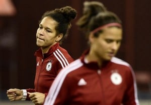 Celia Sasic (L) im Training vor der Halbfinale gegen die USA. AFP PHOTO / FRANCK FIFE