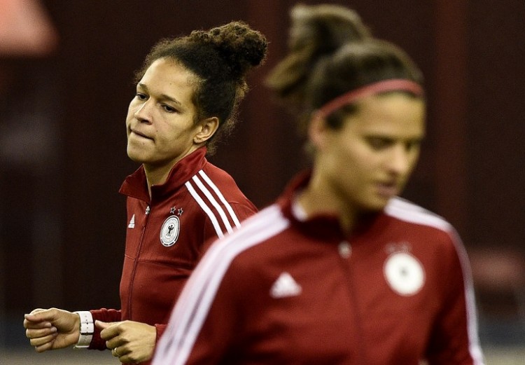 Celia Sasic (L) im Training vor der Halbfinale gegen die USA. AFP PHOTO / FRANCK FIFE
