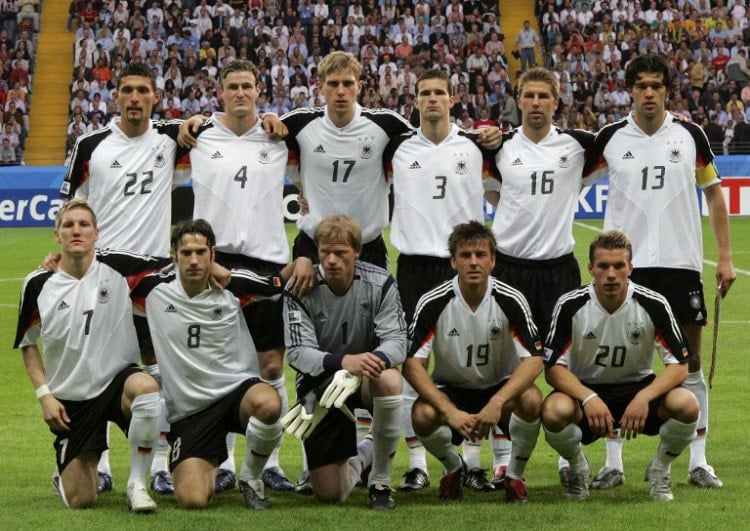 Deutsche Nationalmannschaft am 15. Juni 2005 beim ConfedCup 2005 in Frankfurt. AFP PHOTO MARCUS BRANDT
