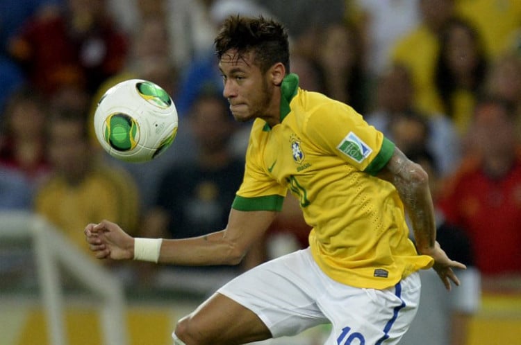 Der Brasilianer Neymar beim Confedcup 2013 mit dem offiziellen Spielball. AFP PHOTO / JUAN BARRETO