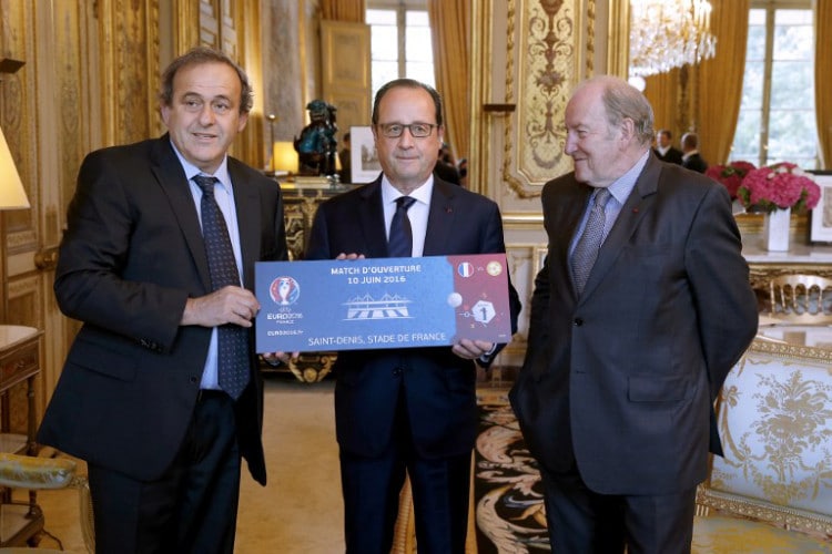 UEFA Präsident Michel Platini (L) und der Vorsitzender der Organisation der UEFA EURO 2016 Jacques Lambert (R) überreichen ein Euro 2016 ticket an den französischen Präsidenten Francois Hollande im Elysee Palast in Paris am 10.Juni 2015, genau ein Jahr vor dem Start der Euro 2016. AFP PHOTO / POOL / YOAN VALAT