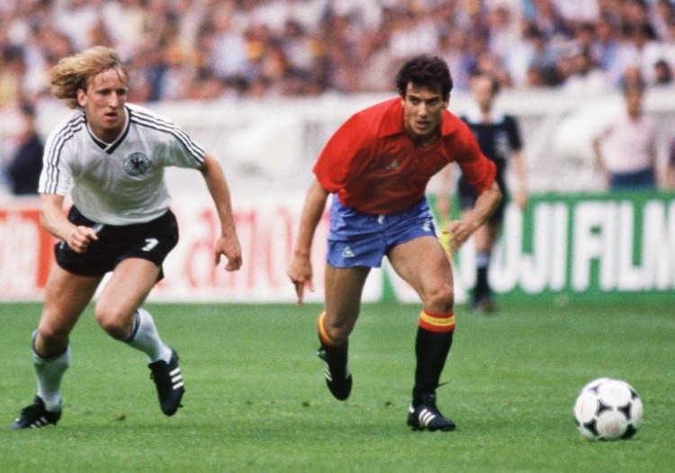 Der deutsche Verteidiger Andreas Brehme (L) und der spanische Spieler Juan Antonio Senor laufen während des Fußball-Europameisterschaftsspiels zwischen der Bundesrepublik Deutschland und Spanien am 20. Juni 1984 im Parc des princes in Paris dem Ball hinterher. Spanien besiegt Westdeutschland mit 1:0.