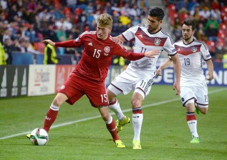 Emre Can (R) im Kampf um den Ball mit dem Dänen Nicolaj Thomsen bei der EURO U21 2015am 20.Juni 2015in Prag. AFP PHOTO/MICHAL CIZEK