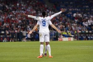 England's Daniel Welbeck (No 9) und Rickie Lambert beim EM 2016 Qualispiel gegen die Schweiz am 8.September 2014 AFP PHOTO / FABRICE COFFRINI