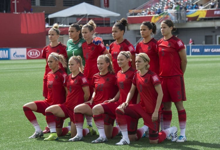 Die Startelf der deutschen Frauen-Nationalmannschaft beim Vorrundenspiel gegen Norwegen in den neuen roten DFB-Auswärtstrikot der Damen  in Ottawa am 11.Juni 2015.    AFP PHOTO/NICHOLAS KAMM