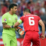 Gibraltar's Abwehrspieler Roy Chipolina gratuliert Torwart Jordan Perez (L) zum gehaltenen Elfmeter gegen Bastian Schweinsteiger beim Vorrundenspiel gegen Deutshcland in Faro am 13.Juni 2015. AFP PHOTO/ FRANCISCO LEONG