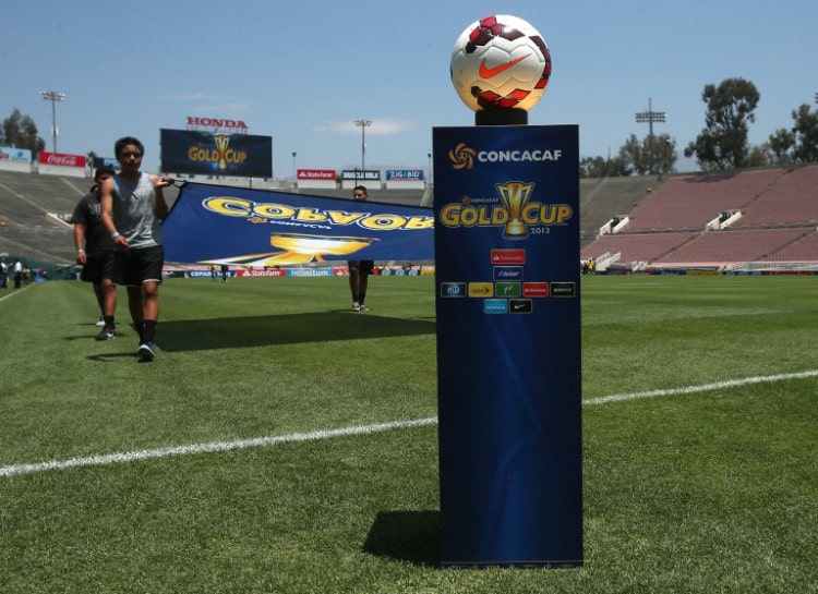Der offizielle Spielball des 2013 CONCACAF Gold Cup in Kalifornien - hier hat Nike die Hosen an! Stephen Dunn/Getty Images/AFP