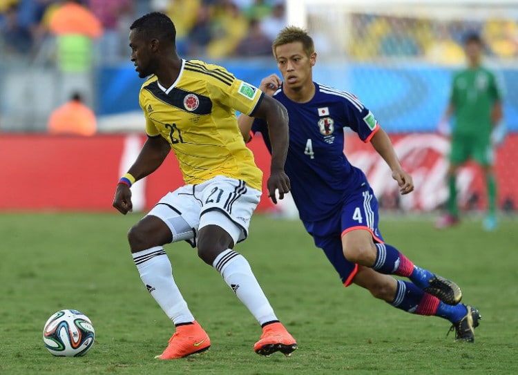 Kolumbiens Jackson Martinez (L) und Japan's Stürmer Keisuke Honda beim WM 2014 Gruppe C Spiel in der Pantanal Arena in Cuiabaam 24.Juni 2014. AFP PHOTO / TOSHIFUMI KITAMURA