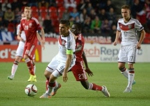 Kevin Volland (L) im Kampf um den Ball mit dem Dänen Pione Sisto bei der U21 Europameisterschaft am 20.Juni 2015 in Prag. AFP PHOTO / MICHAL CIZEK