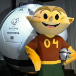 Kinas, das Maskottchen der UEFA Euro 2004 championship poses mit dem official match Ball in Portugal. AFP PHOTO / LLUIS GENE.