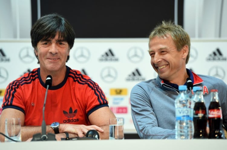 Bundestrainer Joachim Löw (L) und US headcoach Jürgen Klinsmann bei der Pressekonfernenz am 09.06.2015 vor dem Länderspiel Deutschland gegen die USA. AFP PHOTO / PATRIK STOLLARZ