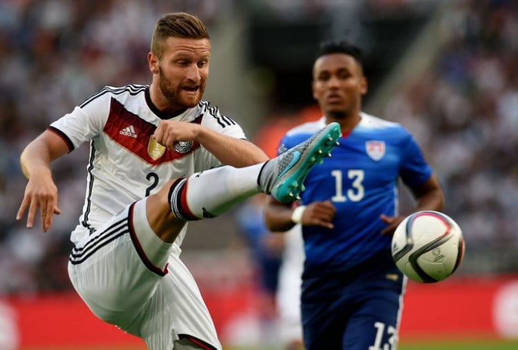 US Mittelfeldspieler Juan Agudelo und Skodran Mustafi (L) beim Kampf um den Ball beim Länderspiel gegen die USA am 10.06.2016. AFP PHOTO / PATRIK STOLLARZ