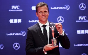 Oliver Bierhoff, Manager der Deutschen Fußballnationalmannschaft, posiert mit dem gewonnenen Laureus World Sports Team des Jahres Pokal während der Zeremonie in Shanghai am 15.April 2015. AFP PHOTO / JOHANNES EISELE