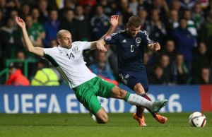 Irlands Mittelfeldspieler Darron Gibson (L) im Kampf mit dem Schotten Shaun Maloney (R)während des Spiels am 14. November 2014 (AFP PHOTO / IAN MACNICOL)