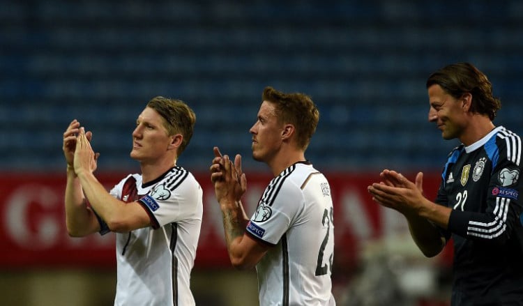 Bastian Schweinsteiger (L), Max Kruse und Roman Weidenfeller alplaudiert den Fans zu nach dem Vorrundenspiel gegen Gibraltar im Algarve stadium in Faro am 13.Juni 2015. AFP PHOTO/ FRANCISCO LEONG