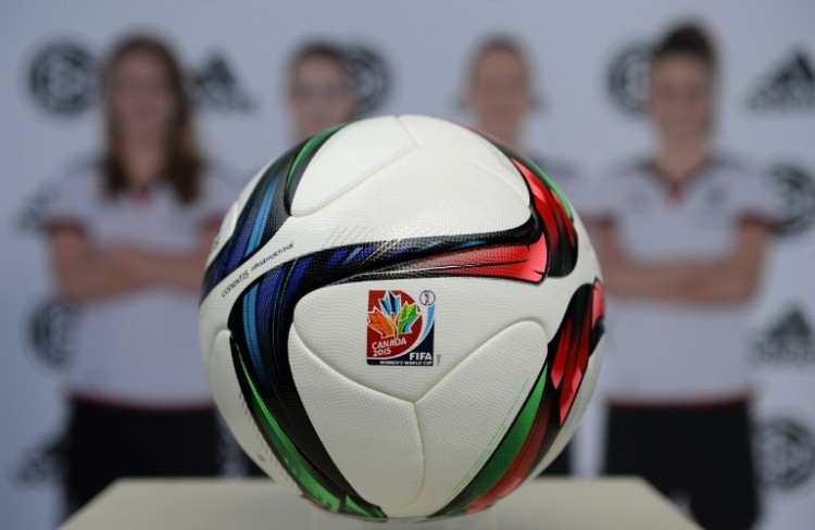 Der offizielle Spielball der Frauen-WM 2015 in Kanada von adidas. AFP PHOTO / CHRISTOF STACHE