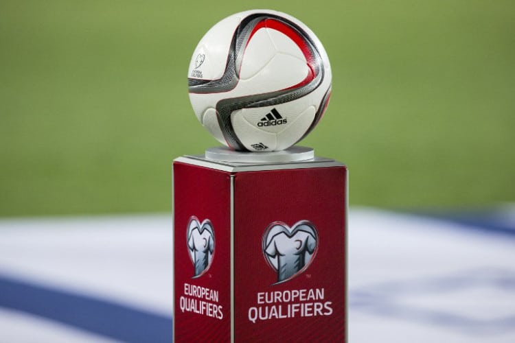 Der offizielle adidas Spielball der UEFA 2016 Qualifikation - AFP PHOTO / JACK GUEZ