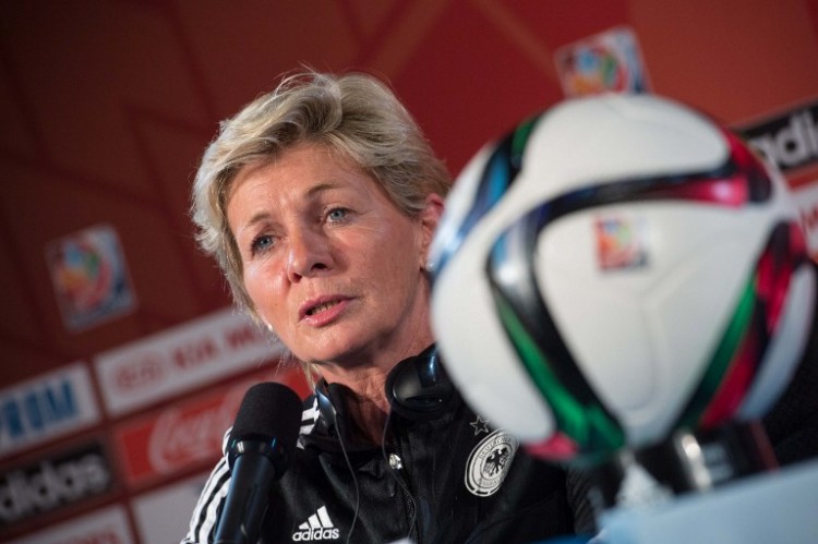 Bundestrainerin Silvia Neid auf der Pressekonferenz vor dem Halbfinale gegen die USA. AFP PHOTO/NICHOLAS KAMM
