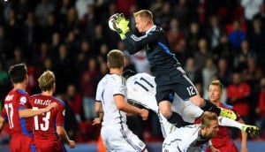 Marc-Andre ter Stegen fängt den Ball bei der EURO U21 2015 gegen Tschechien. AFP PHOTO / JOE KLAMAR