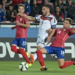 Kevin Volland im Kampf um den Ball mit Darko Brasanac (R) aus Serbien im 1.Vorrundenspiel in Prag am 17.Juni 2015. AFP PHOTO / MICHAL CIZEK