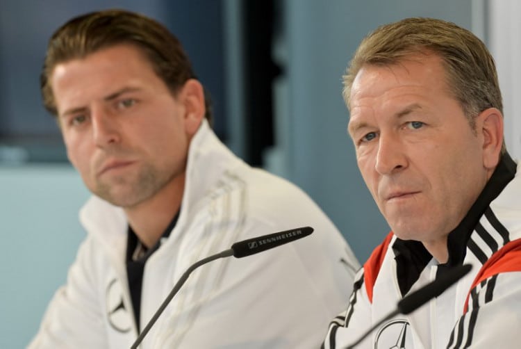 Aufstellung Deutschland heute: Roman Weidenfeller (L) zusammen mit Torwarttrainer Andreas Koepcke: Wird es heute Abend sein letztes Länderspiel seiner Karriere sein? AFP PHOTO / GUENTER SCHIFFMANN