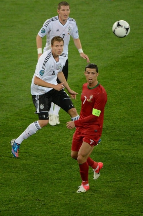 Cristiano Ronaldo (R) gegen Holger Badstuber bei der Euro 2012. AFP PHOTO / ANNE-CHRISTINE POUJOULAT