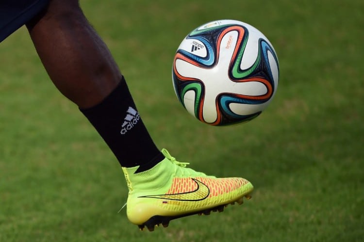 Der offizielle Spielball der FIFA World Cup 2014 - der Brazuca. AFP PHOTO/ EITAN ABRAMOVICH