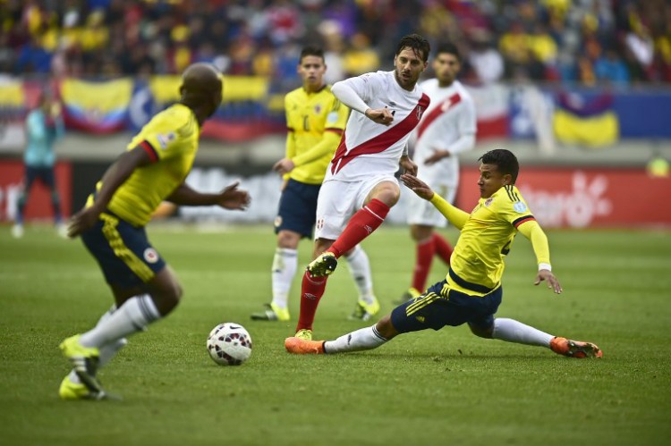 Peru's Stürmer Claudio Pizarro im Kampf um den Ball mit dem Kolumbianer Jeison Murillo (R) bei der 2015 Copa America am 21.Juni 2015.   AFP PHOTO / RODRIGO BUENDIA