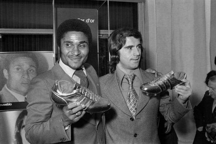 Der Portugiese Eusebio (L) und Deutschlands Stürmer Gerd Müller bei der Verleihung des Goldenen Fussballs 1973 in Paris - die besten Stürmer in Europa. AFP PHOTO