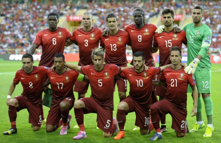 Fussball-Nationalmannschaft von Portugal in der EM 2016 Qualifikation gegen Albanien: William Carvalho, Pepe, Ricardo Costa, Eder, Andre Gomes, Torwart Rui Patricio und vordere Reihe:Joao Moutinho, Nani, Fabio Coentrao, Vieirinha und Joao Pereira. AFP PHOTO/ MIGUEL RIOPA