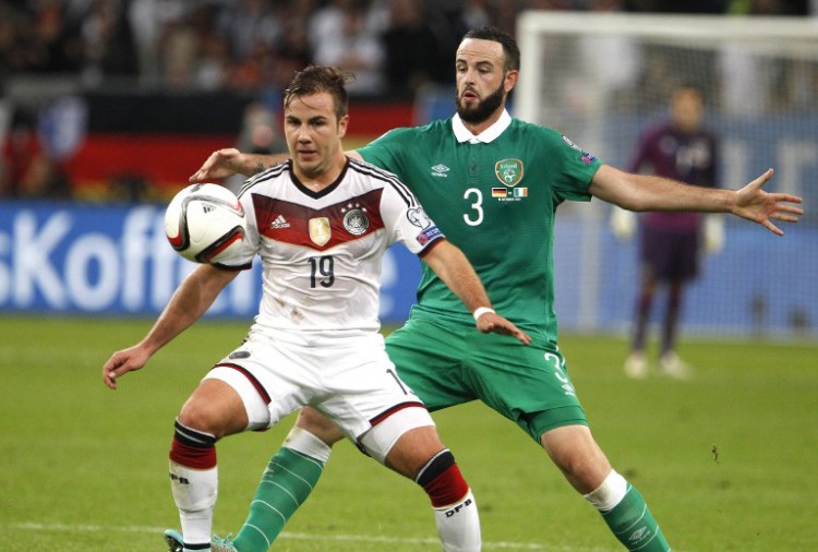 EM-Qualifikation heute: Irland – Deutschland, Vorschau, live im TV & Tipp - Mario Götze gegen den Iren John O'Shea am 14.Oktober 2014. AFP PHOTO / ODD ANDERSEN