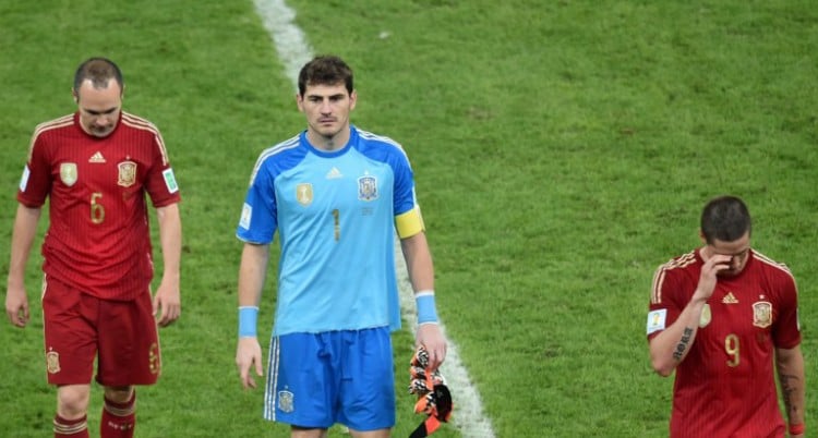 Spaniens Andres Iniesta und Kapitän Iker Casillas sowie Fernando Torres nach dem WM-Spiel 2014 gegen Chile. AFP PHOTO / YASUYOSHI CHIBA