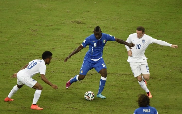 Italiens Mario Balotelli (C) mit Englands Raheem Sterling und Wayne Rooney (R) während des Länderspiels England gegen Italien bei der WM 2014 (AFP PHOTO / ODD ANDERSEN)