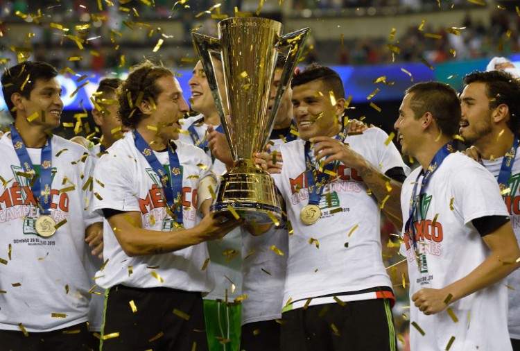 Mexico feiert den Sieg des 2015 CONCACAF Gold Cup gegen Jamaica in Philadelphia am 26.Juli 2015. AFP PHOTO/DON EMMERT