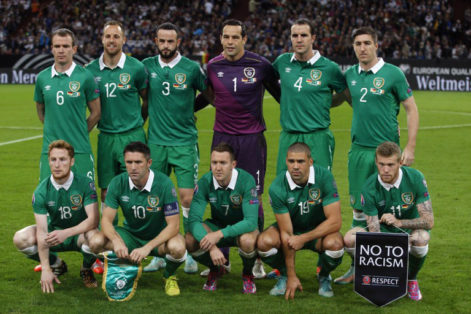 Die Fußballnationalmannschaft von Irland: Hinten von links nach rechts: Glenn Whelan, David Meyler, Marc Wilson, Torwart David Forde, John O'Shea, Stephen Ward (vorne, von links nach rechts) Stephen Quinn, Robbie Keane, Aiden McGeady, Jon Walters und James McClean vor dem Länderspiel gegen Deutschland in Gelsenkirchen, am 14. Oktober 14. AFP PHOTO / ODD ANDERSEN