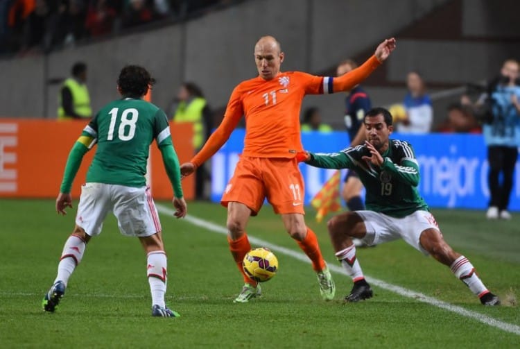 Netherlands' Arjen Robben (C) drives the ball past Mexico's players Mexico's Andres Guardado (L) and Mexico's Adrian Aldrete during the friendly football match betwenn the Netherlands and Mexico in Amsterdam, on November 12, 2014. AFP PHOTO / EMMANUEL DUNAND