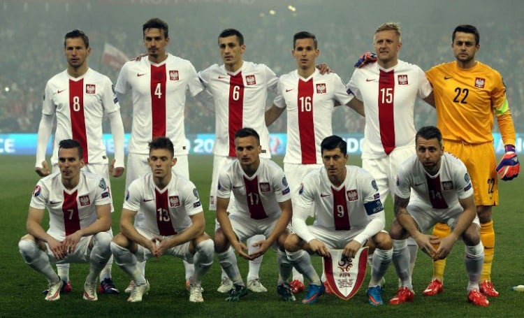 Polens Spieler gegen Irland am 29.März 2015 gegen Irland: (hintere Reihe L-R)Grzegorz Krychowiak, Lukasz Szukala, Tomasz Jodlowiec, Pawel Olkowski, Kamil Glik and Torwart Lukasz Fabianski , (vordere Reihe L-R) Arkadiusz Milik, Maciej Rybus, Slawomir Peszko, Robert Lewandowski, Jakub Wawrzyniak AFP PHOTO / PAUL FAITH