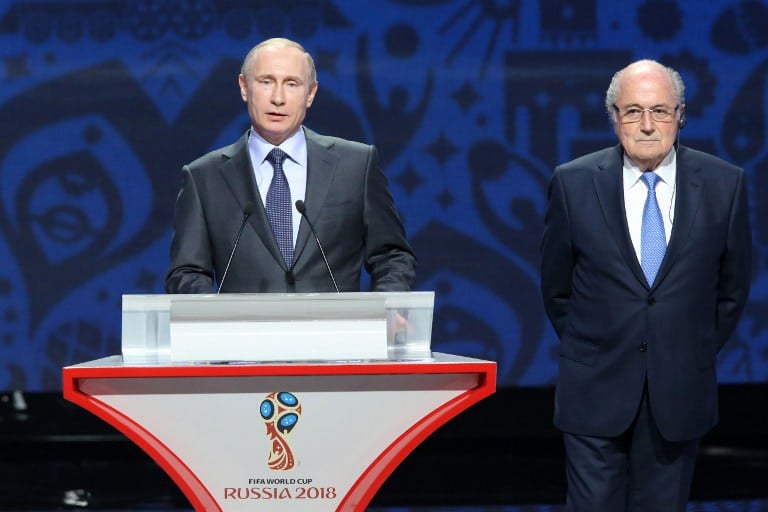 Russlands Präsident Vladimir Putin (L) und FIFA Präsident Sepp Blatter bei der Gruppenauslosung des World Cup 2018 im Konstantin Palace in Saint Petersburg am 25.Juli 2015. AFP PHOTO / KIRILL KUDRYAVTSEV