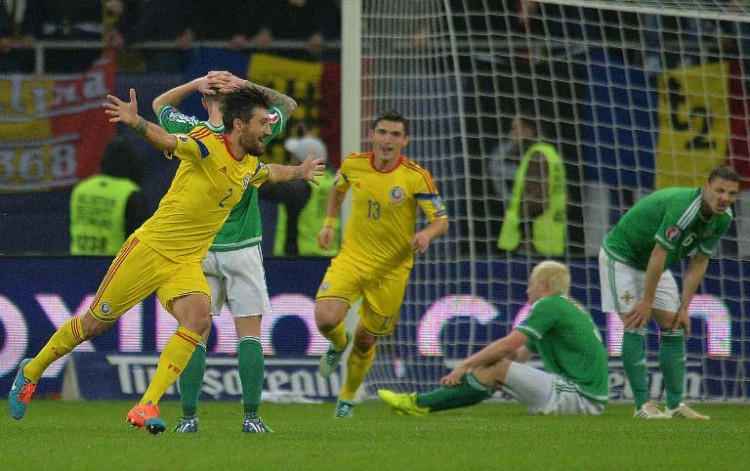 Rumäniens Abwehrspieler Paul Papp (L) feiert ein Tor beim EM Quali-Spiel Rumänien gegen Nordirland am 14.11.2014 (AFP PHOTO / DANIEL MIHAILESCU)