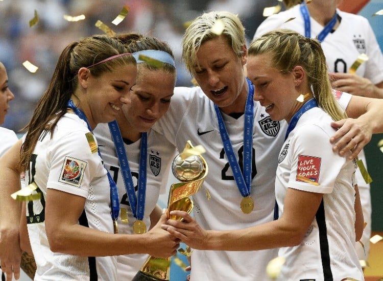 Die USA ist Weltmeister 2015! Ali Krieger, Lauren Holiday, Abby Wambach und Kelley O'Hara feiern mit dem Weltpokal 2015. AFP PHOTO / FRANCK FIFE