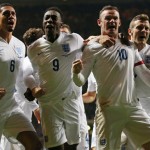 Englands Wayne Rooney (Nummer 10) feiert mit Chris Smalling (6), Danny Welbeck (9)und Jack Wilshere (rechts)beim Freundschaftsspiel gegen Schottland im Celtic Park in Glasgowam 18.November 2014. AFP PHOTO / IAN MACNICOL