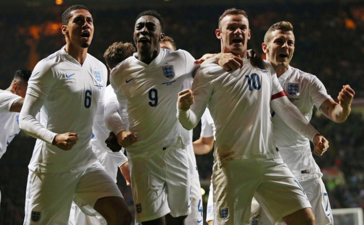 Englands Wayne Rooney (Nummer 10) feiert mit Chris Smalling (6), Danny Welbeck (9)und Jack Wilshere (rechts)beim Freundschaftsspiel gegen Schottland im Celtic Park in Glasgowam 18.November 2014. AFP PHOTO / IAN MACNICOL