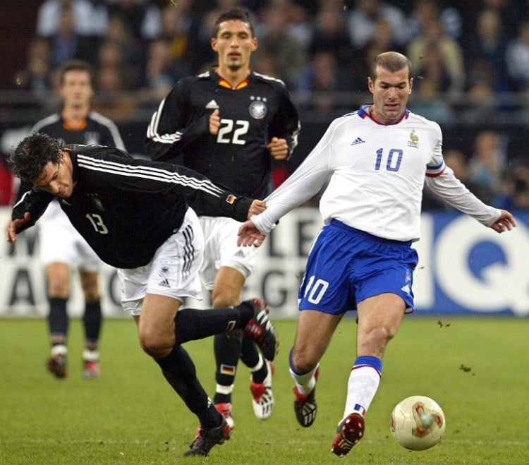 Michael Ballack (L) und der Franzose Zinedine Zidane am 15. November 2003 in der Arena Auf Schalke . AFP PHOTO FRANCK FIFE