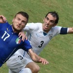 Italiens Stürmer Ciro Immobile (L) kämpft mit Uruguays Verteidiger Diego Godin während des Fußballspiels der Gruppe D zwischen Italien und Uruguay in der Dunas Arena in Natal während der FIFA Fussball-Weltmeisterschaft 2014 am 24. Juni 2014. AFP PHOTO/ YASUYOSHI CHIBA