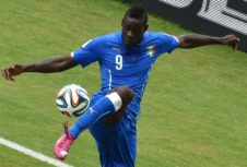 Mario Balotelli im blauen Heimtrikot von Italien bei der WM 2014 AFP PHOTO/ YASUYOSHI CHIBA