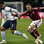 Der Franzose Nabil Fekir (L) und Dänemarks Michael Krohn-Dehli während eines Freundschaftsspiel am 29.März 2015 im Geoffroy-Guichard stadium von Saint-Etienne. (AFP PHOTO / FRANCK FIFE)