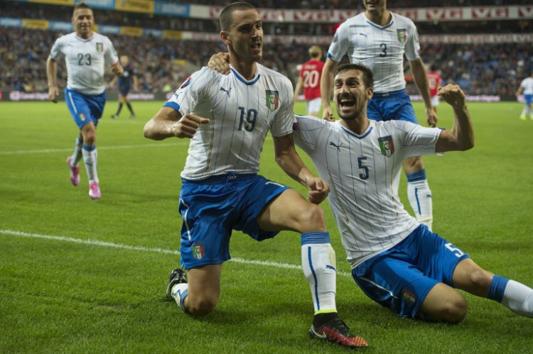 Italiens Leonardo Bonucci (L) feiert das Tor zum 2:0 mit Davide Astori im Gruppe H Spiel gegen Norwegen. AFP PHOTO / FREDRIK VARFJELL
