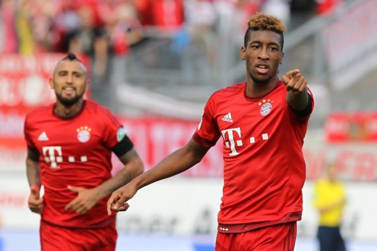 Kingsley Coman (R) feiert sein Tor zum 2:0 gegen Darmstadt 98 am 19.September 2015.Im Hintergrund Arturo Vidal. AFP PHOTO / DANIEL ROLAND