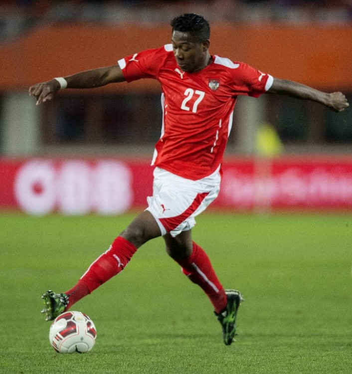 David Abala im roten Österreich-Trikots gegen Bosnia-Herzegovina am 31.März 2015. AFP PHOTO / JOE KLAMAR